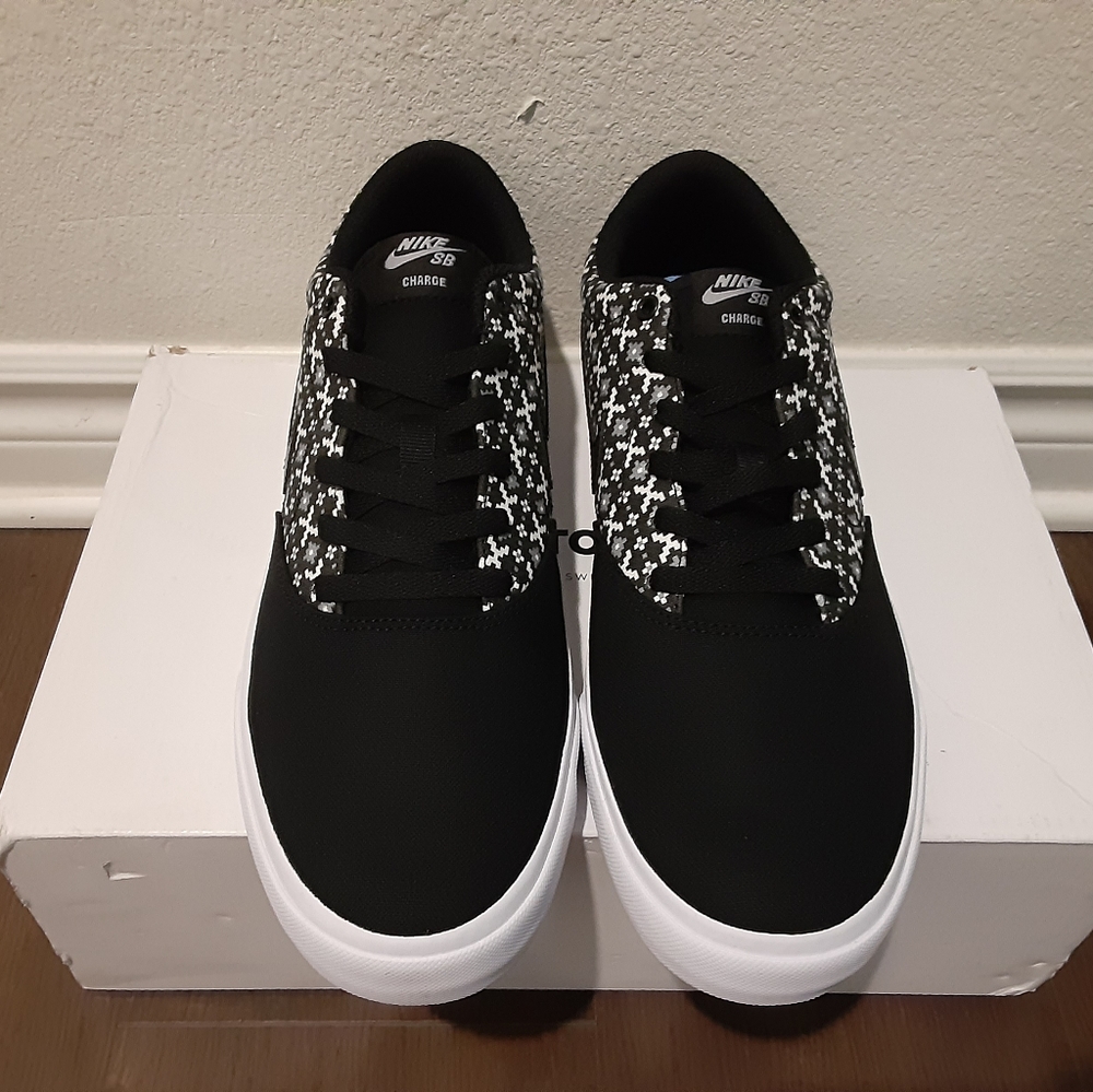 Nike - Picture 2 of 4